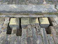 903855 Afbeelding van de struikelstenen (Stolpersteine) voor de in de Tweede Wereldoorlog omgekomen Joodse familie ...